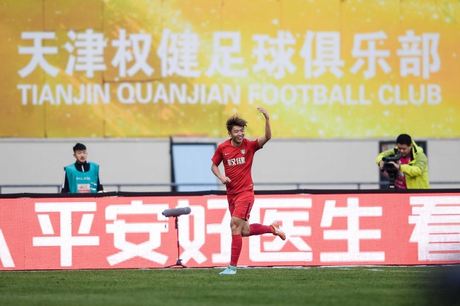 Tianjin Quanjian striker Yang Xu celebrates after scoring a goal against Shanghai SIPG in the 30th round of Chinese Super League at Quanjian's home stadium on Nov 11, 2018. [Photo: IC]
