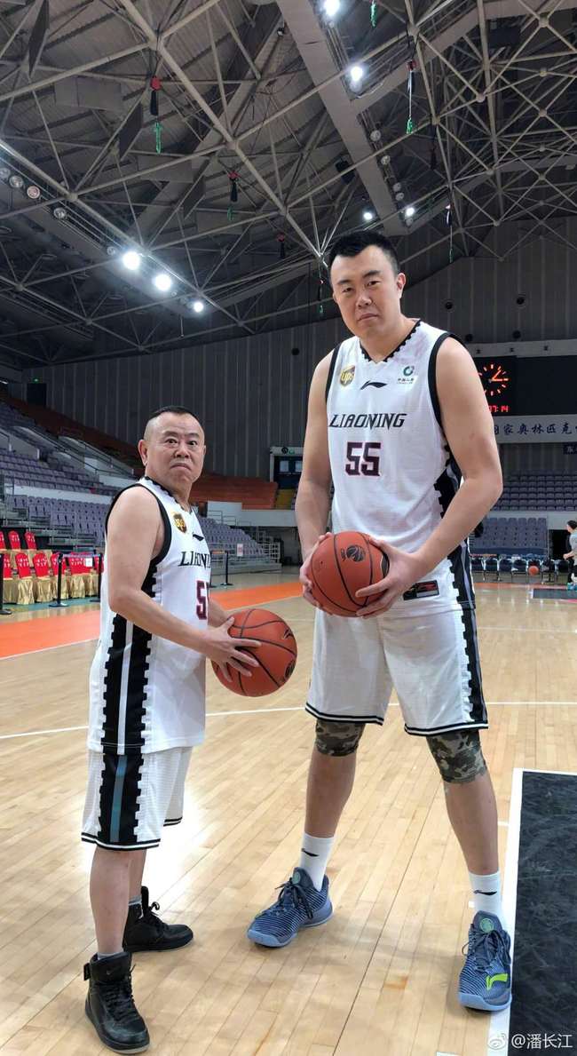 Pan Changjiang and Han Dejun stand next to each other in Liaoning basketball shirts. [Photo: Weibo/Pan Changjiang]