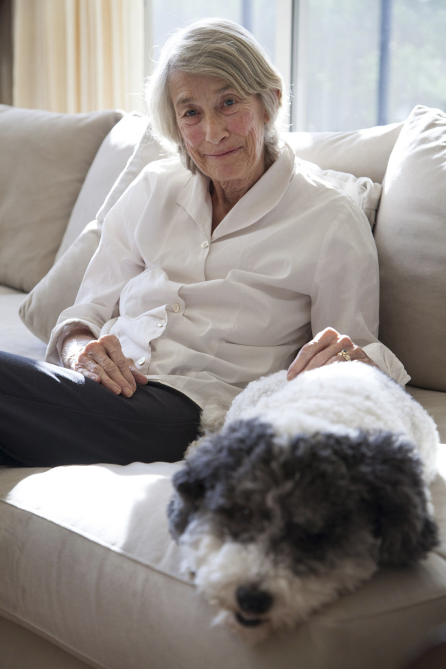 Mary Oliver, with her dog, Ricky, at her home in Hobe Sound, Fla., Sept. 26, 2013. [File Photo: IC]