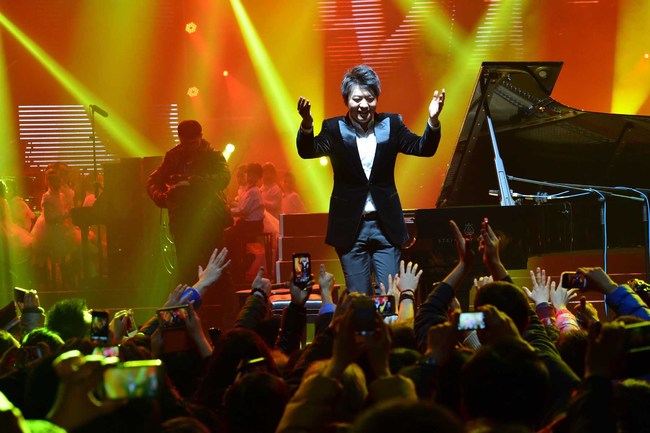 Chinese pianist Langlang reacts to the audience during the New Year Concert held in Tianjin Sport Center in Tianjin city, China, 30 December 2012. [Photo：IC]