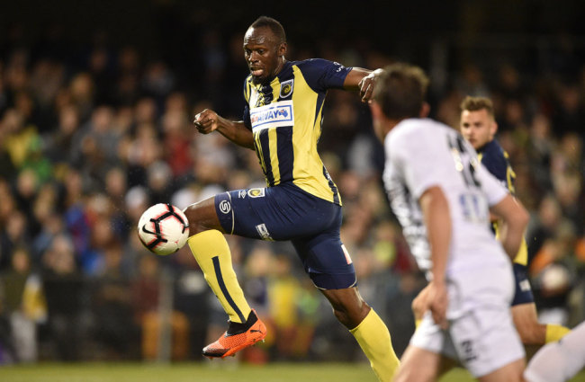 Olympic sprinter Usain Bolt (C), playing for A-League football club Central Coast Mariners, shoots on goal against Macarthur South West United in his first competitive start for the club in Sydney on October 12, 2018. [File photo: AFP/Peter Parks]