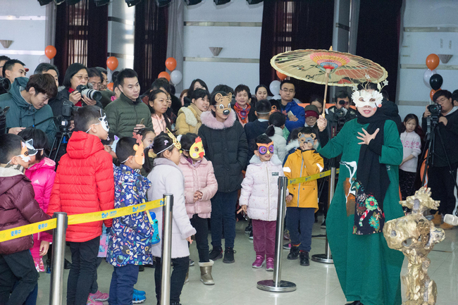 Chinese artist Xu Qiping shows performance art at the opening ceremony of her solo exhibition held in Beijing on Sunday, Jan 20, 2019. [Photo: China Plus]