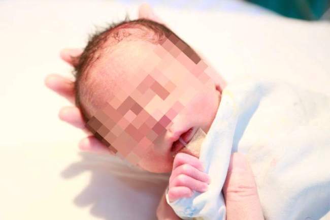 File photo shows China's first baby born to a mother with a transplanted uterus. [Photo: peopleapp.com]
