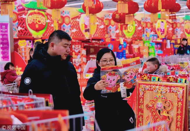Customers purchase at a supermarket in Nantong, Jiangsu Province, Jan. 22, 2019. [Photo: VCG] 