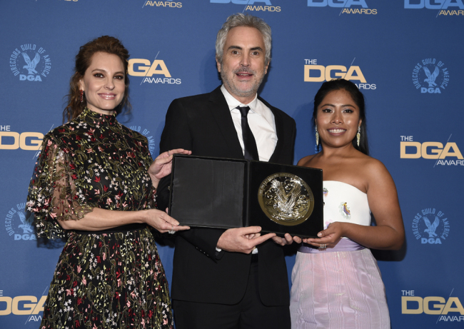 Director Alfonso Cuaron, center, poses in the press room holding a plaque for his feature film award for "Roma" with actors from the film Marina De Tavira, left, and Yalitza Aparicio at the 71st annual DGA Awards at the Ray Dolby Ballroom on Saturday, Feb. 2, 2019, in Los Angeles.[Photo:AP] 