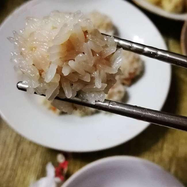 Zhenzhu wanzi, or 'pearl meatballs' in Mandarin, is a traditional dish in Hubei Province. Rather than fried, the steamed meatballs are covered with sticky rice. They're reputed to be healthier and milder in flavor, which is a wise choice, given that a lot of heavy and greasy food is often eaten during the holiday. Known as a "province of thousands of lakes," Hubei is known in China for fish and rice. As such, rice is a staple in local dishes. [Photo: China Plus/Xu Leiying]