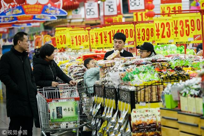 Customers go shopping at a supermarket in the city of Taiyuan, January 10, 2019. [Photo: VCG]