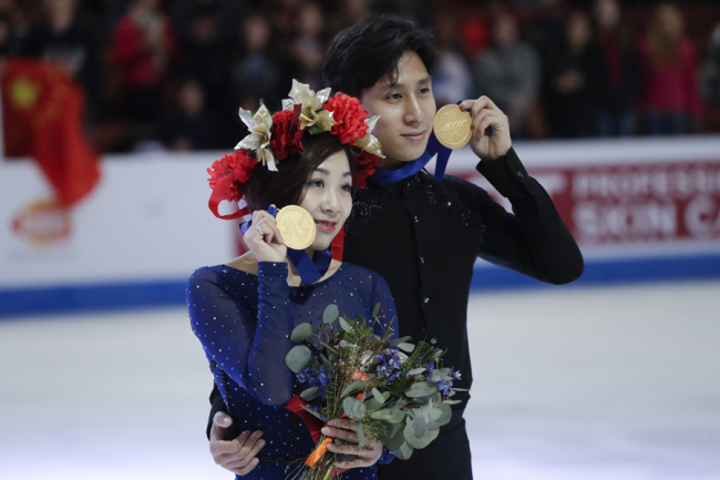 Sui Wenjing and Han Cong, of China, hold their gold medals after winning the pairs competition at the Four Continents Figure Skating Championships on Saturday, Feb. 9, 2019, in Anaheim, Calif. [Photo: AP]