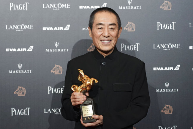 In this Saturday, Nov. 17, 2018, file photo, Chinese director Zhang Yimou holds his award for Best Director at the 55th Golden Horse Awards in Taipei, Taiwan. The latest film from Zhang has been dropped from the Berlin International Film Festival for "technical reasons." A notice on the official account of the movie "One Second" on China's Weibo microblogging service apologized, but gave no details other than to say it was not possible to show the film at Berlin. [File photo: AP]
