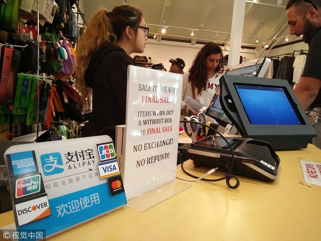 File photo taken on August 4, 2017 shows a souvenir store in San Francisco with a sign saying that it accepts Alipay. [Photo:VCG]