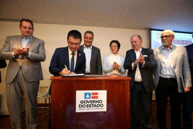 Li Tie, the general manager of BYD Brazil, signs a contract with Rui Costa, the state governor of Estado De Bahia, for the construction of the world's first cross-sea sky rail in Salvador, Brazil on February 13, 2019. [Photo: China Plus]
