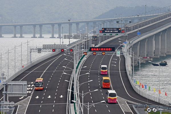 Cars run on the Hong Kong-Zhuhai-Macao Bridge, Oct 24, 2018. [File Photo: Xinhua]