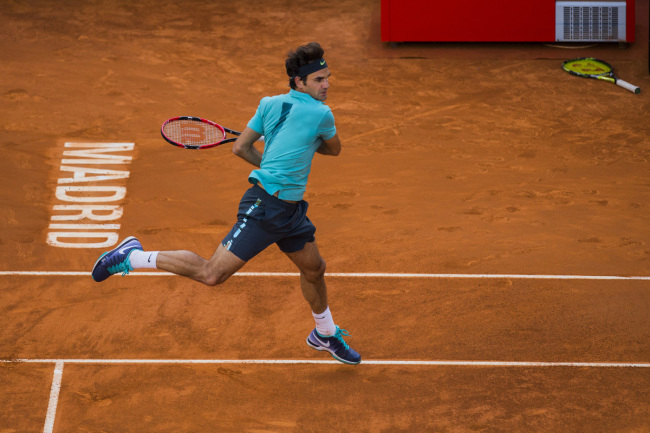 Roger Federer from Switzerland returns the ball during his Madrid Open tennis tournament match against Nick Kyrgios from Australia in Madrid, Spain, Wednesday, May 6, 2015. [File photo: AP]