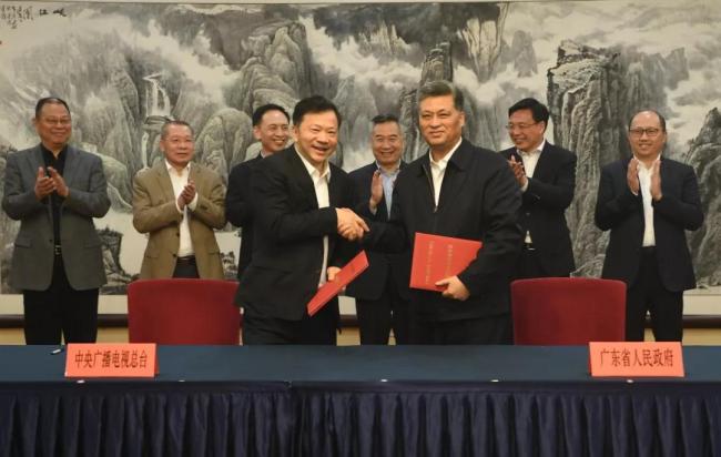 Shen Haixiong (L), the president of China Media Group, and Ma Xingrui, the governor of Guangdong Province, sign a strategic cooperation agreement in Beijing on Saturday, March 2, 2019. [Photo: China Plus]