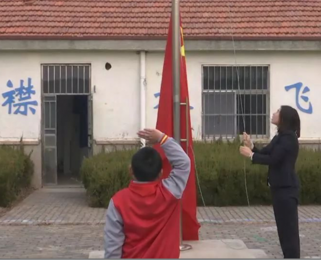 A national flag-raising ceremony is held at the Zhucha Island Elementary School. [File photo: bjnews.com.cn]