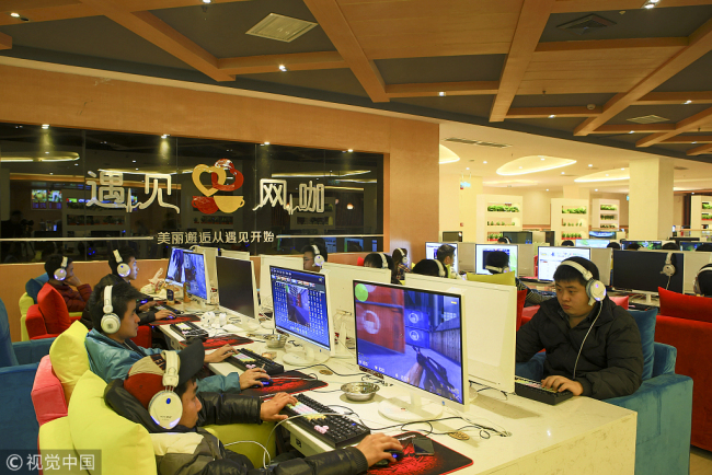 Young people gathered at an Internet café in Mianyang, Sichuan Province on January 11, 2014. [File photo: VCG]