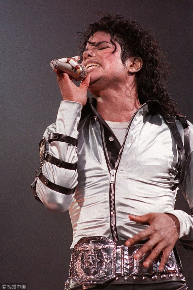 In this photo taken on June 27, 1988, U.S. pop star and entertainer Micheal Jackson performs during a concert at the Parc des Prince stadium in Paris, France. [File Photo: VCG]