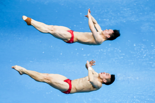 Cao Yuan (Down) and Xie Siyi compete in men's 3m springboard synchro at the FINA/CNSG Diving World Series 2019 Beijing stop on Mar 7, 2019. [Photo: IC]