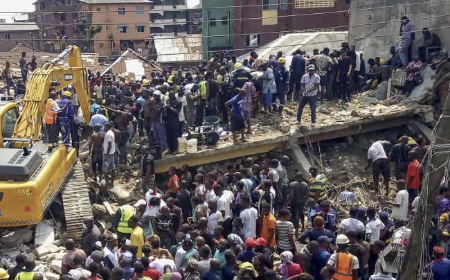 Rescue workers at the scene of a building collapse in Ita Faji, Lagos, Nigeria, 13 March 2019. [Photo: IC]