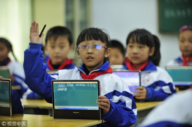 Students take their lessons using digital devices in the Qingnian Road primary school in Tongchuan, Shaanxi province, November 6. 2012. [File Photo: VCG]