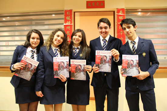 Students of the school holding the magazine Instituto Confucio. [Photo:hanban.org]