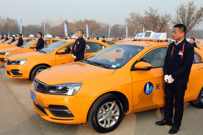 Drivers stand beside the first batch of 60 methanol-fueled taxis in Xi'an, Shaanxi province, on December 20, 2018. [File photo: IC]