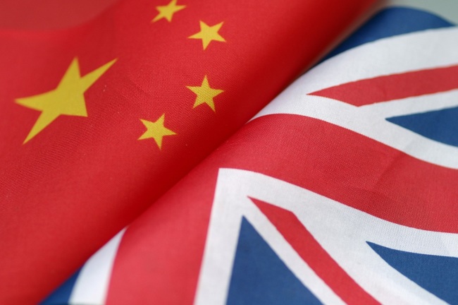 National flags of China and the United Kingdom. [Photo: IC]