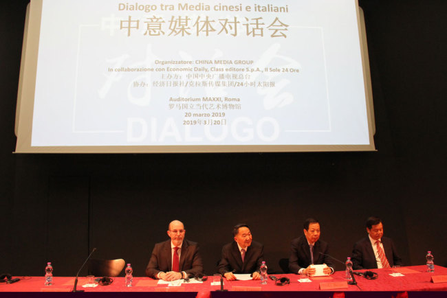 Jiang Jianguo (L2), deputy head of the Publicity Department of the Communist Party of China Central Committee, Chinese ambassador to Italy Li Ruiyu (R2), Du Zhanyuan (R1), head of China Foreign Languages Publishing Administration and Vito Claudio Crimi, vice undersecretary of state of the Presidency of the Council of Ministers with responsibility for publishing, attend the China-Italy Media Dialogue held in Rome, Italy, on Wednesday, March 20, 2019. [Photo: China Plus]