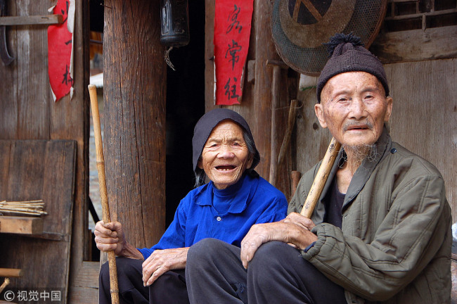 Two elderly people in Guizhou Province. [File photo: VCG]