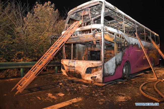 Photo taken on March 22, 2019 shows the accident site of a coach fire in Changde, central China's Hunan Province. Twenty-six people were killed and 28 others injured after a tour coach caught fire in central China's Hunan Province on Friday, local authorities said. The injured, including five in critical condition, were rushed to three local hospitals for treatment, according to the publicity department of the Hunan Provincial Committee of the Communist Party of China. The accident happened around 19:15 on Friday evening when the 59-seater bus from neighboring Henan province suddenly caught fire on a highway in Hanshou County in the city of Changde. There were 56 people on board, including 53 passengers, two drivers and a tour guide. The two drivers were detained and an investigation into the cause of the accident is under way. [Photo: Xinhua]