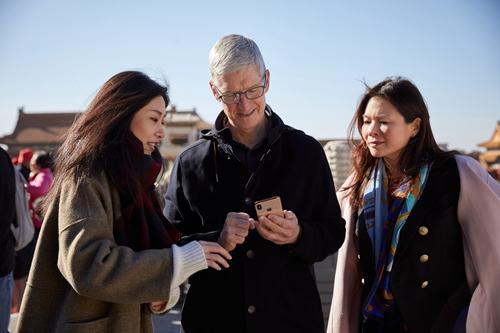 Apple CEO Tim Cook visits the Palace Museum during his visit to Beijing on Friday, March 22, 2019. [Photo provided to China News by Apple Inc.]