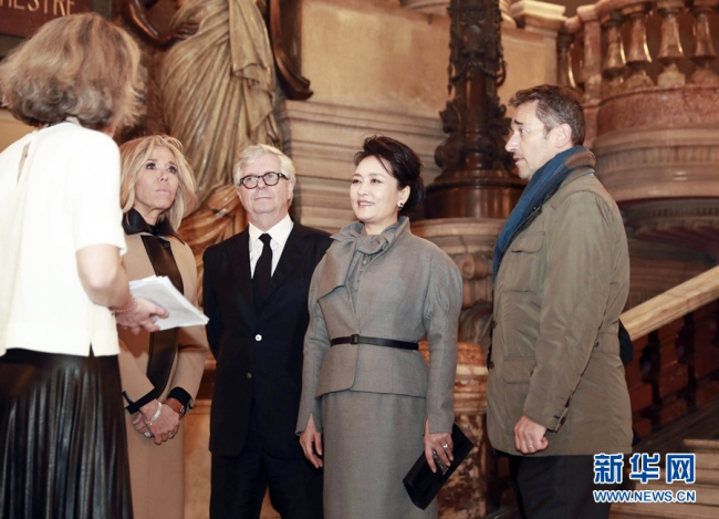 Chinese first lady Peng Liyuan (2nd R) visits the Palais Garnier, March 25, 2019. [Photo: Xinhua]