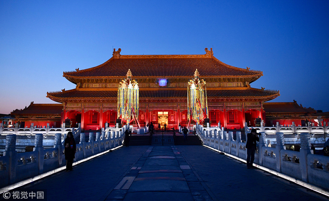 A pair of accurate copies of Longevity Lanterns (wanshou deng) at a charity auction held at the Palace Museum in Beijing on Tuesday, April 2, 2019. [Photo: VCG]