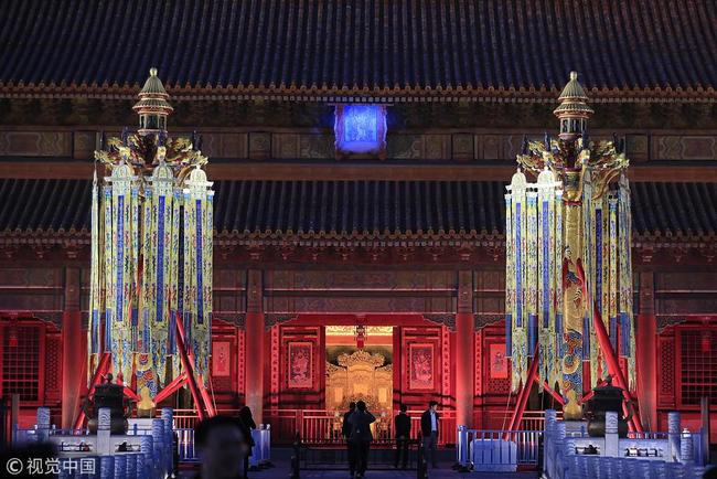 A pair of accurate copies of Longevity Lanterns (wanshou deng) at a charity auction held at the Palace Museum in Beijing on Tuesday, April 2, 2019. [Photo: VCG]