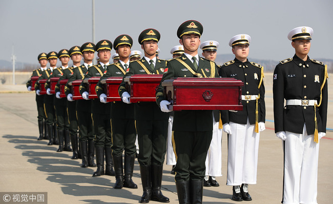 Chinese soldiers carry caskets containing the remains of Chinese soldiers killed in the 1950-53 Korean War during a handover ceremony at the Incheon International Airport, South Korea, April 3, 2019. It is the sixth batch of remains of Chinese soldiers returned following a handover agreement signed by the two countries. [Photo: VCG]