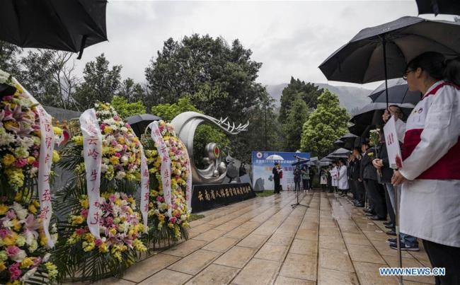 People attend(参加 cānjiā) a commemorative event held in honour of human organ donors at a human organ donor memorial park in Kunming, southwest China's Yunnan Province, April 3, 2019. [Photo: Xinhua]
