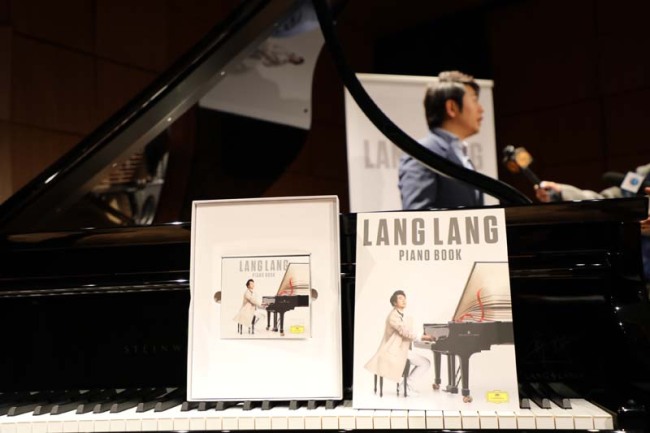 Chinese pianist Lang Lang performs pieces of his new album "Piano Book" during a press conference in New York, April 9. This album was released on March 29 and has already entered the top 10 of iTune's pop charts, which shows the popularity of classical music nowadays. Lang Lang shared his thoughts on piano playing and music education during the conference. [Photo: China Plus/Qian Shanming]