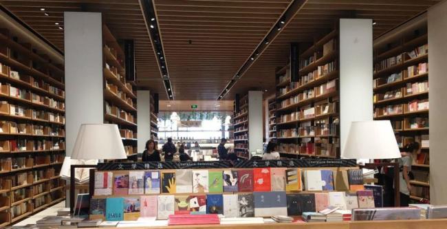 The Sanlian bookstore was designed to look like both a huge office space and a fashionable library, proving to be popular among Beijing’s readers. [Photo: Chinaplus/Yin Xiuqi]