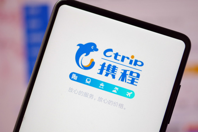 A mobile phone user uses the mobile app of Chinese online travel agency Ctrip in Ji'nan city, east China's Shandong province, 6 March 2019. [File Photo: IC]