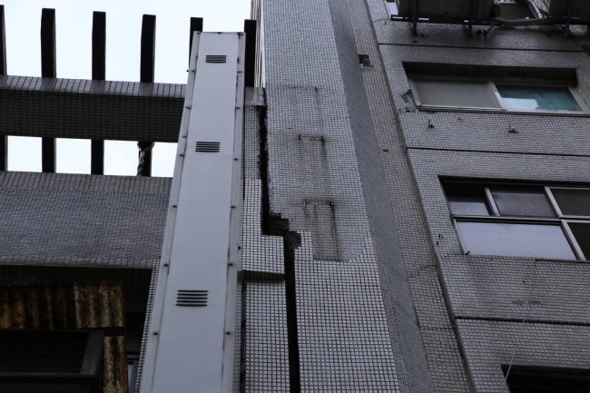 A building cracks in Xinyi District of Hualien County in Taiwan on April 18 after a 6.7-magnitude earthquake jolted a sea area near the county. [Photo: IC]