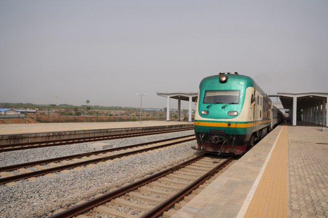 A train is approaching the station on the Abuja-Kaduna railway. [Photo provided to China Plus]