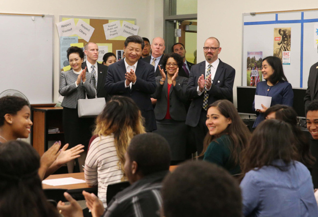 President Xi Jinping visits Lincoln High School, Tacoma, Washington State, September 23, 2015. [Photo: Xinhua]