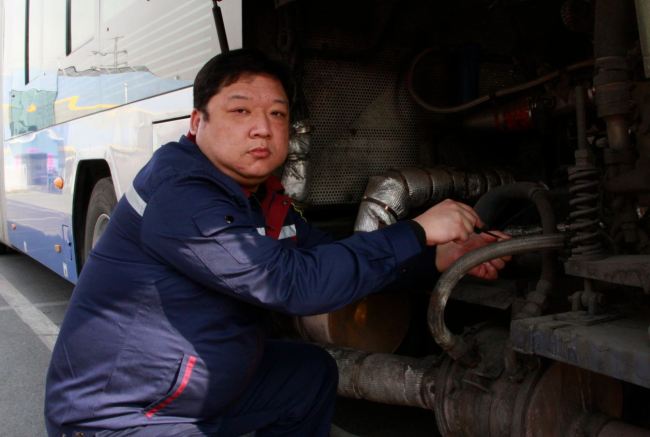 Sha Jin has been an emergency repair technician for 20 years. [Photo: courtesy of Beijing Public Transport Corporation]