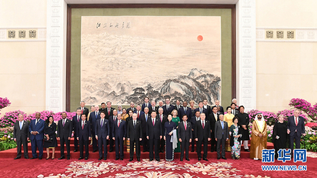 Chinese President Xi Jinping, his wife Peng Liyuan and guests of the Second Belt and Road Forum for International Cooperation pose for a group photo before a banquet at the Great Hall of the People in Beijing, capital of China, April 26, 2019. Xi and his wife Peng hosted the banquet in honor of the guests Friday evening. [Photo: Xinhua]