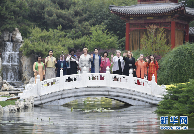 Peng Liyuan, wife of Chinese President Xi Jinping, invites spouses of foreign leaders attending the Second Belt and Road Forum for International Cooperation to watch Chinese Kunqu Opera and Peking Opera in Beijing on Saturday, April 27, 2019. [Photo: Xinhua]