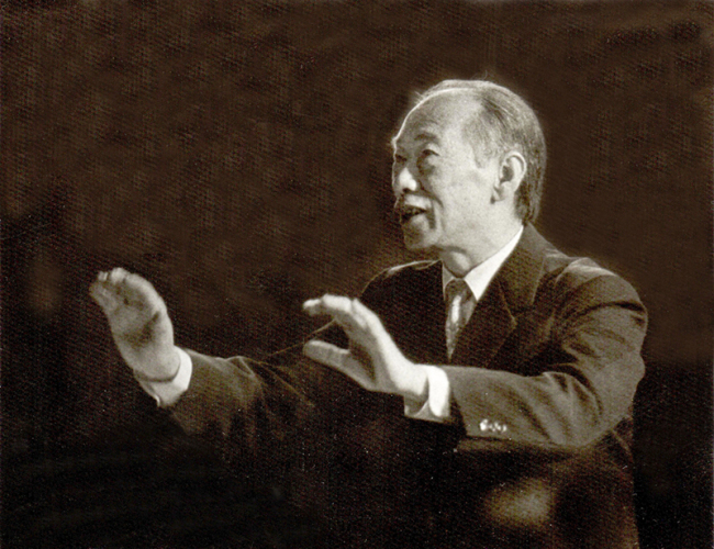 Li Huanzhi as a conductor in a concert in 1985.  [Photo courtesy of Li Dakang]