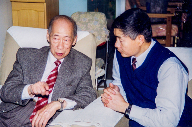 Li Huanzhi chatting with Li Dakang, his eldest son. [Photo Courtesy of Li Dakang]
