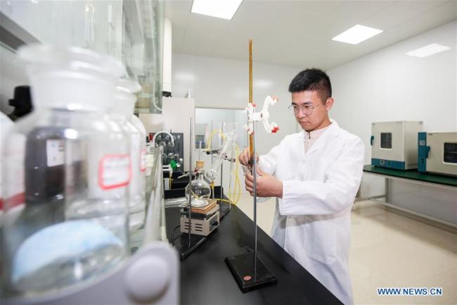 Wu Huaqing examines the soy sauce with modern(现代 xiàndài) equipment(设备 shèbèi) at his company in Quanzhou, southeast China's Fujian Province.[Photo: Xinhua]