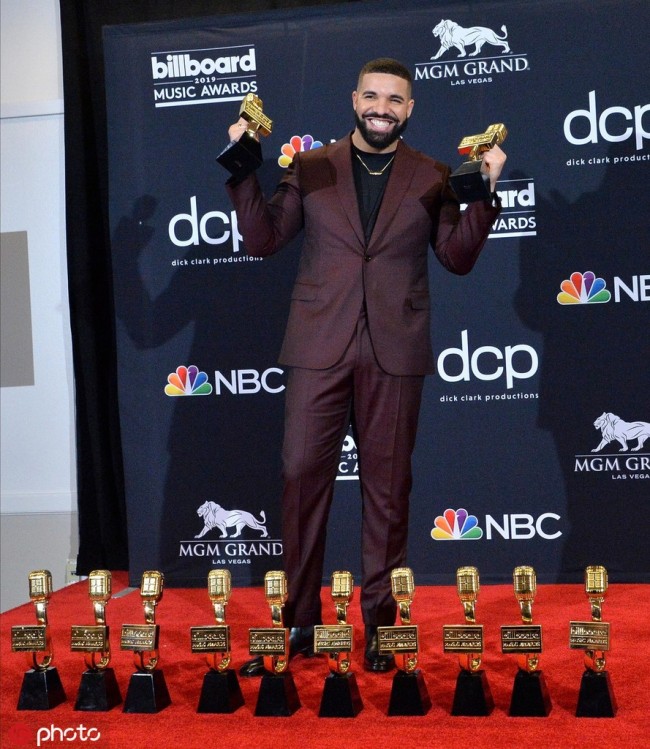 Drake appears backstage after winning Top Artist, Top Male Artist and Top Billboard 200 Album for "Scorpion" during the 2019 Billboard Music Awards at the MGM Grand Garden Arena in Las Vegas, Nevada on May 1, 2019. [Photo: IC]