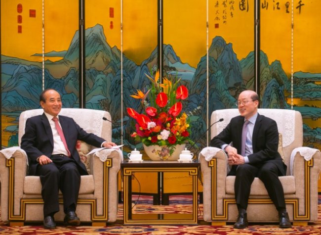 Liu Jieyi (R), director of the Taiwan Affairs Office of the Communist Party of China Central Committee and the Taiwan Affairs Office of the State Council, meets with Wang Jin-pyng, honorary chairman of the Wang family association in Taiwan in Xiamen, Fujian province, May 8, 2019. [Photo: Taiwan Affairs Office of the State Council]